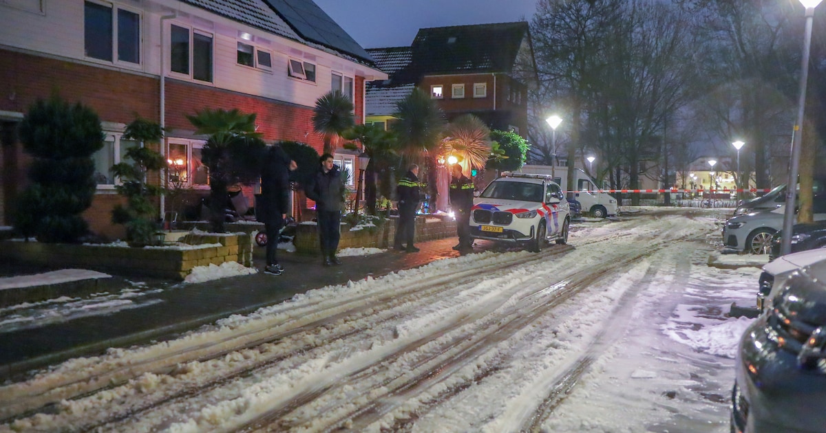 Explosie beschadigt voordeur in Almere, politie zet straat af