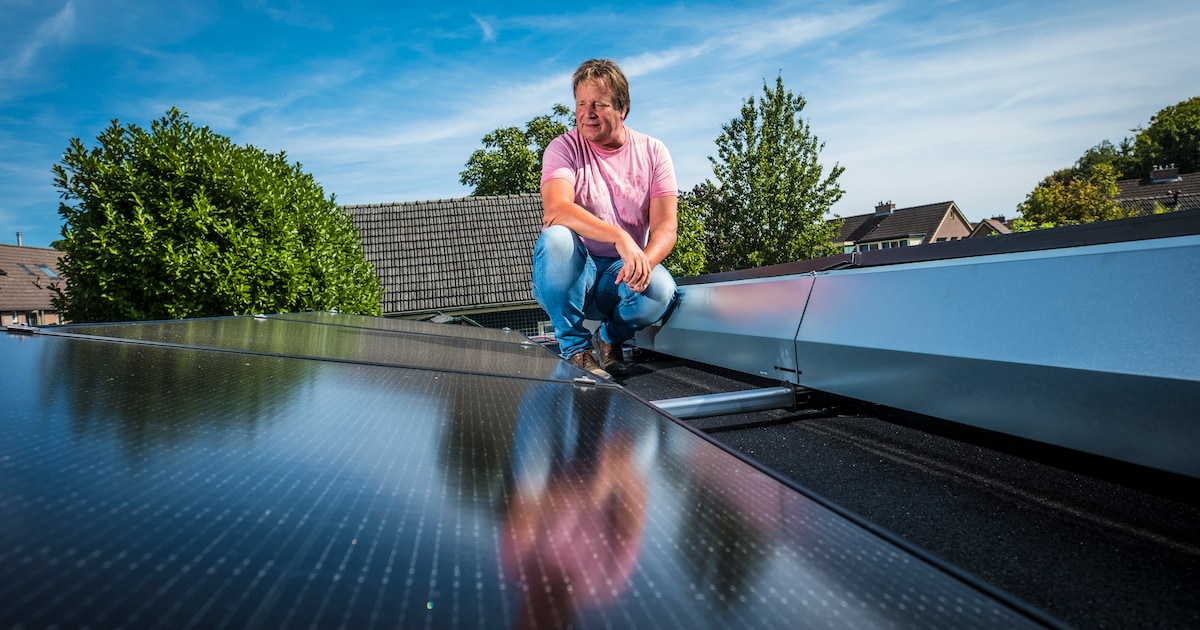 Eddy’s zonnepanelen liggen al maanden werkloos op het dak (en hij is bepaald niet de enige)