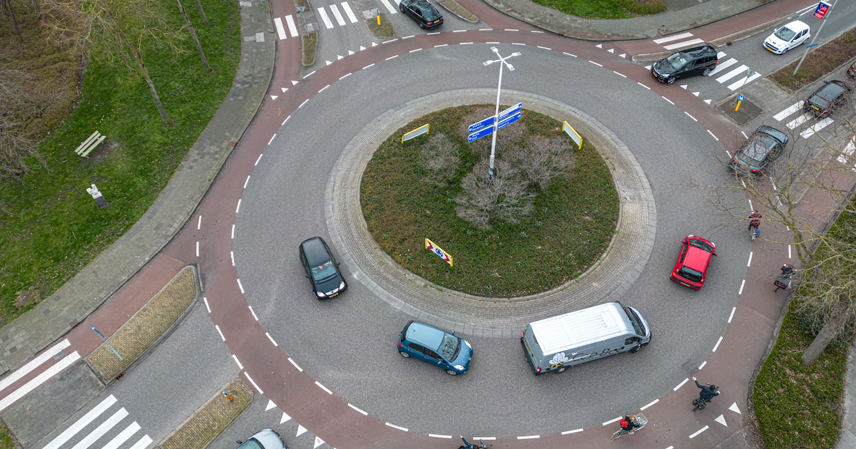 Zwolle grijpt in na ongevallen op rotonde Wipstrikkerallee (en dat kost ...