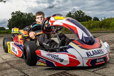 Marien (9) uit Raalte zit vandaag met een bedankvlag op F1-tribune in Zandvoort