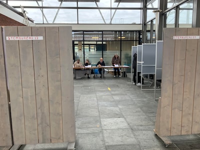 Treinreizigers kunnen voor het eerst stemmen op station in Almelo: ‘Ideaal, ik kan zo door naar Zwol