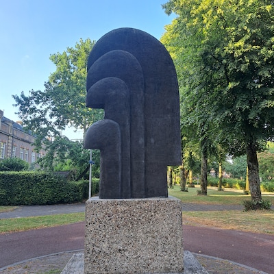 Het verhaal achter het mysterieuze bronzen beeld ‘De Pluim’ in het Leusderkwartier