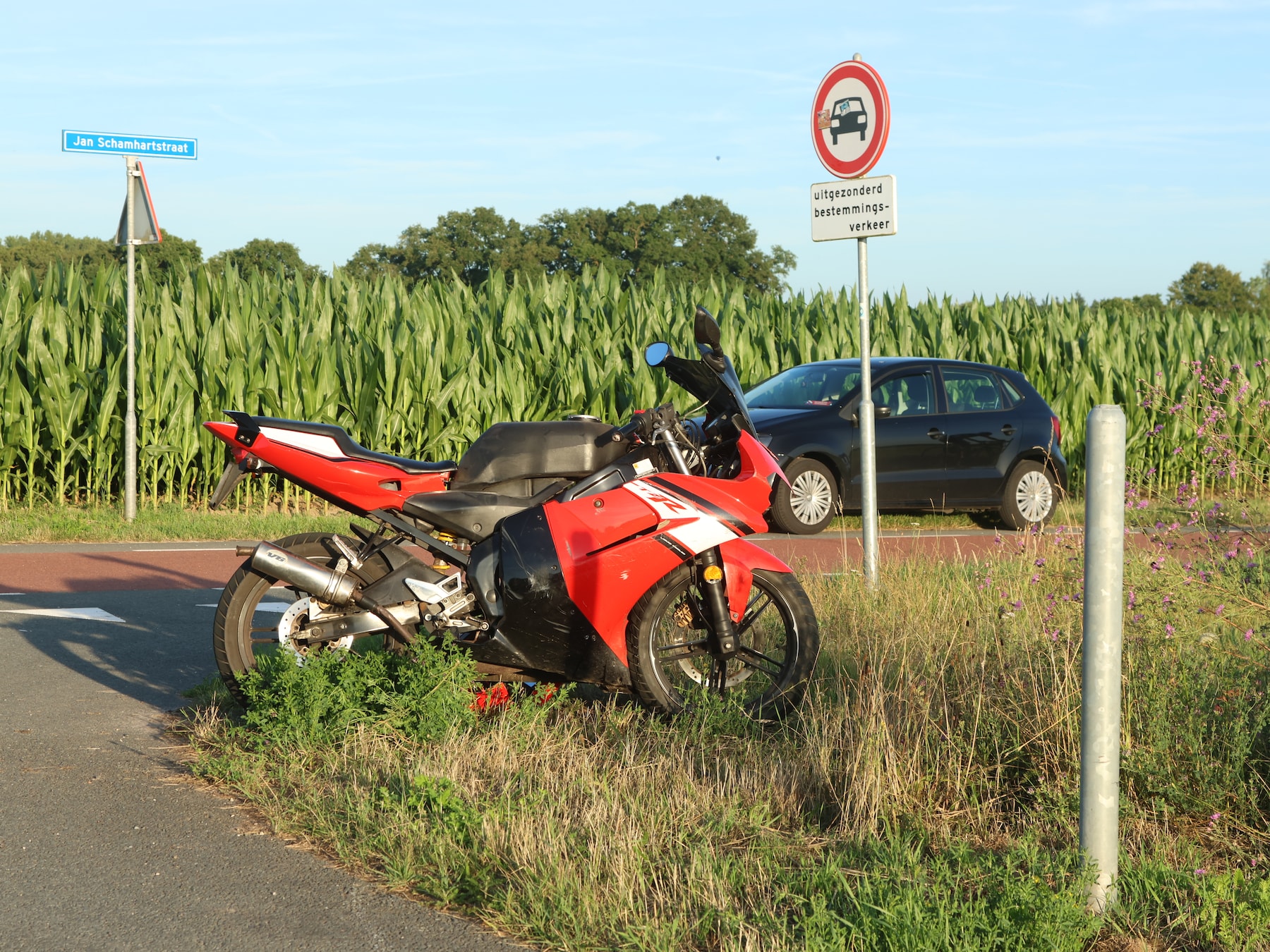 Tweetal op brommer onderuit door aanrijding met auto in Olst