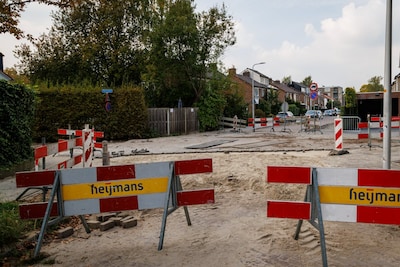 Omrijden! Hier in Almelo wordt aan de weg gewerkt in december 2025
