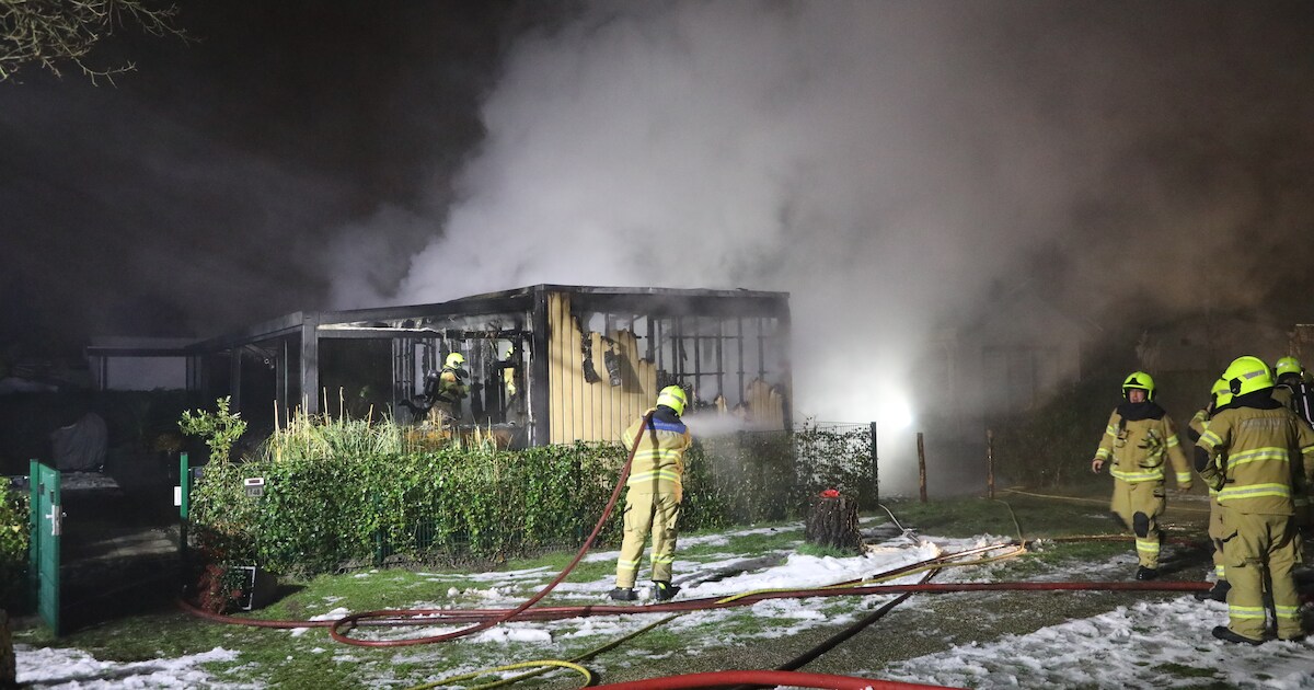 Uitslaande brand in Voorthuizen verwoest chalet op camping Ackerstate