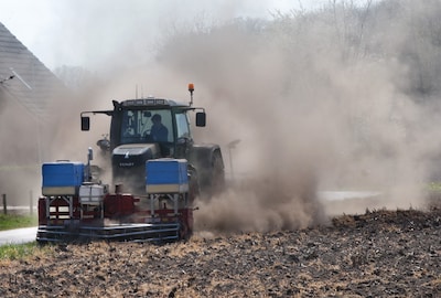 Kwetsbare zandgrond ‘oppeppen’ met klei? Proefboerderij De Marke geeft demonstratie