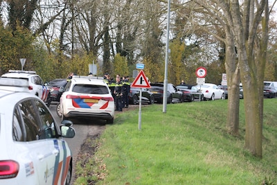 ‘Trouwstoet’ veroorzaakt overlast, politie haalt auto’s van de weg