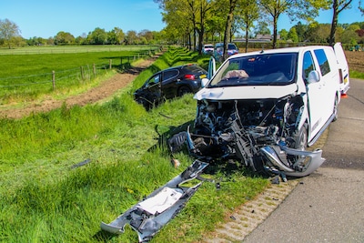 Busje verliest bumper na harde botsing in Hengelo