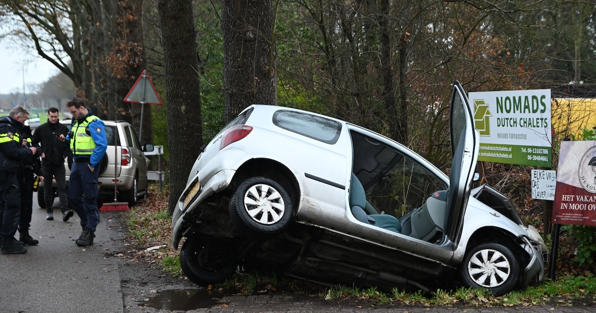 Ongeluk bij camping Willemsoord: auto in de greppel