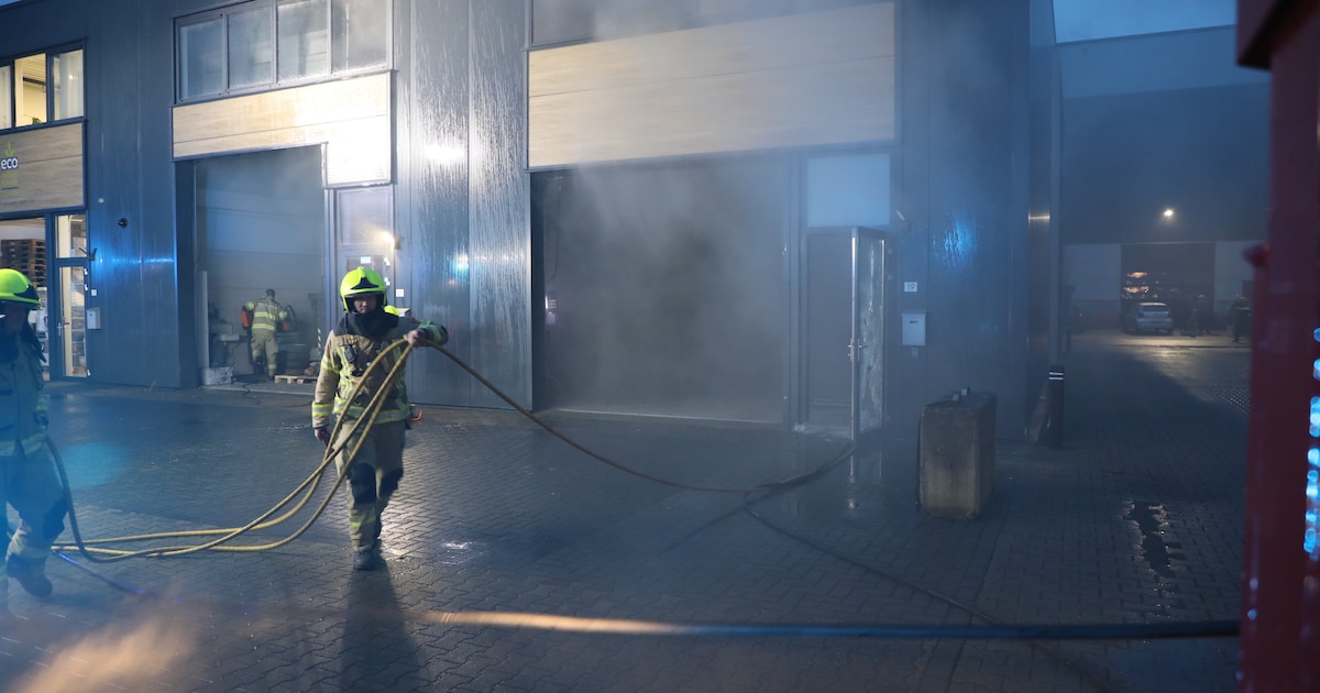 Afvalcontainer in brand in bedrijfspand in Barneveld