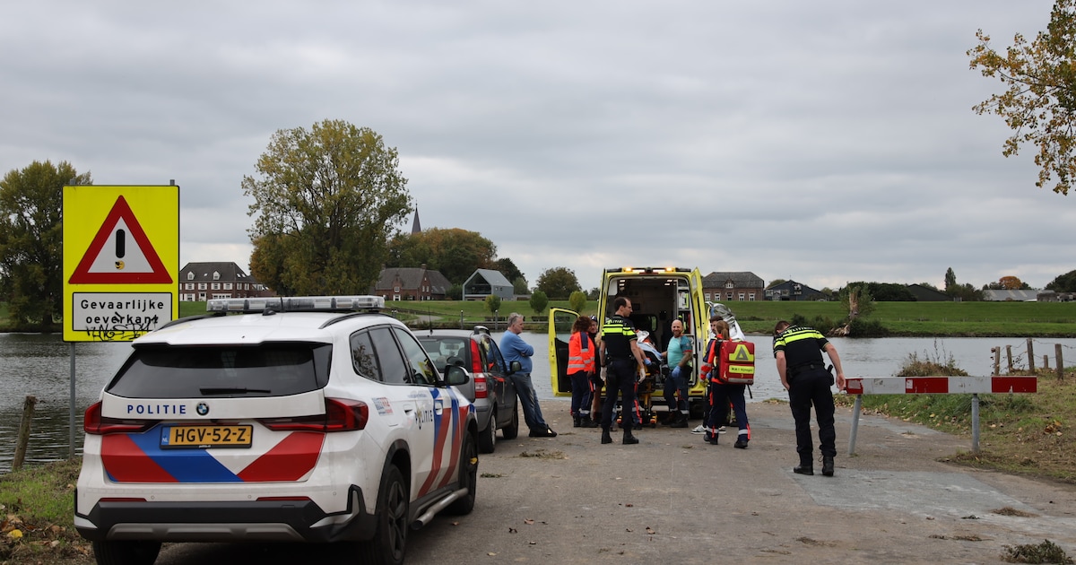 Vrouw raakt te water tijdens vissen in Mook, met spoed naar ziekenhuis
