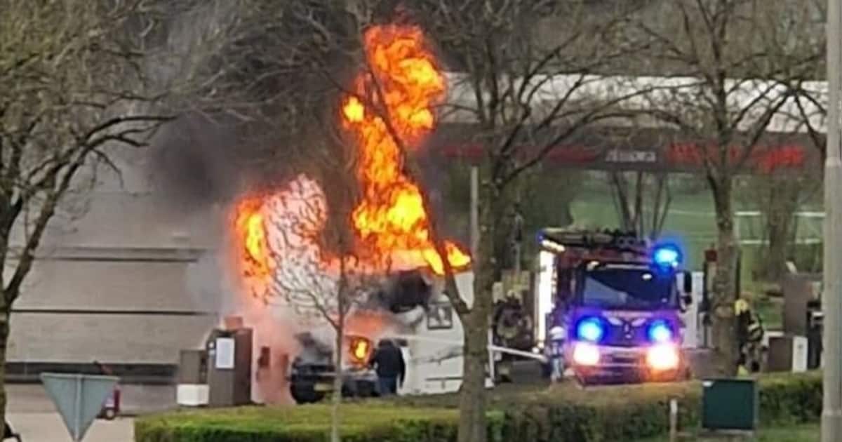 Steekvlam bij tankstation in Amersfoort: camper brandt uit