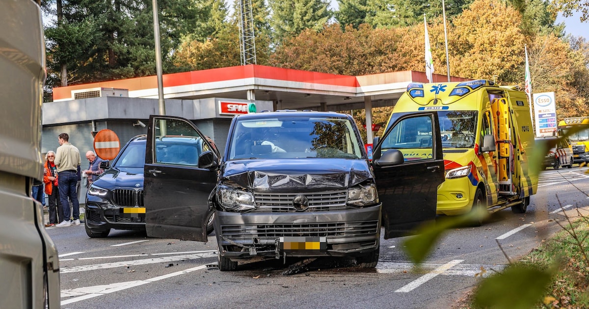 Politiebus betrokken bij ongeval in Leusden, één gewonde
