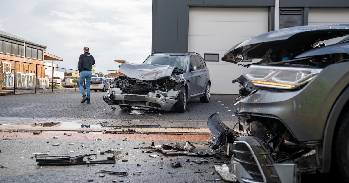 Ravage na botsing tussen auto's in IJsselmuiden