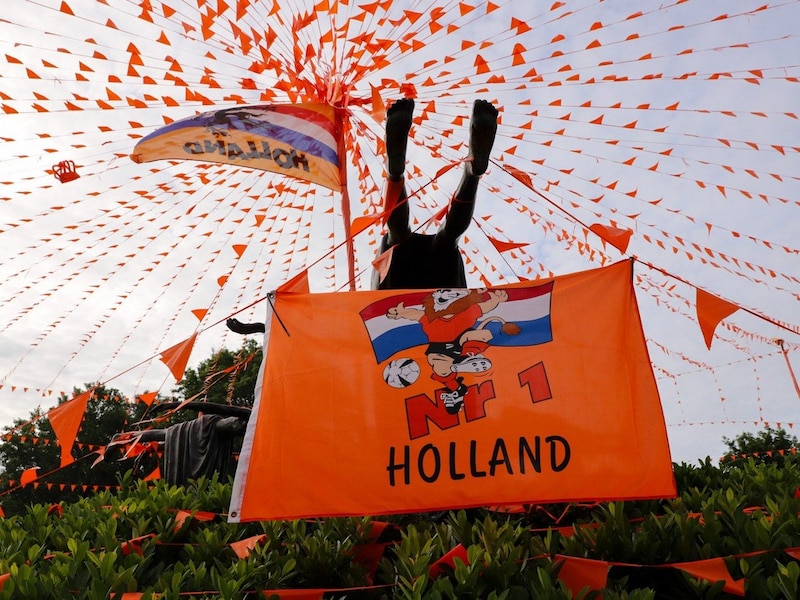 oase-van-oranje-vlaggetjes-hangt-er-weer-de-oranjerotonde-in-apeldoorn-is-klaar-voor-het-wk