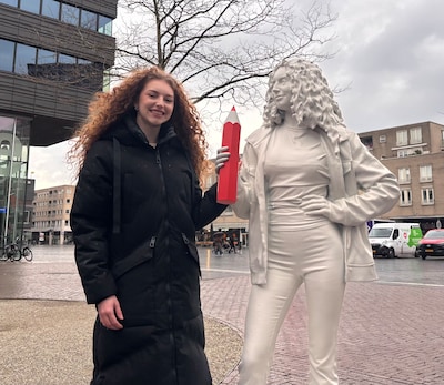 KIJK | Ze is niet beroemd, toch heeft Sanne (22) een eigen standbeeld: ‘Heel onwerkelijk’