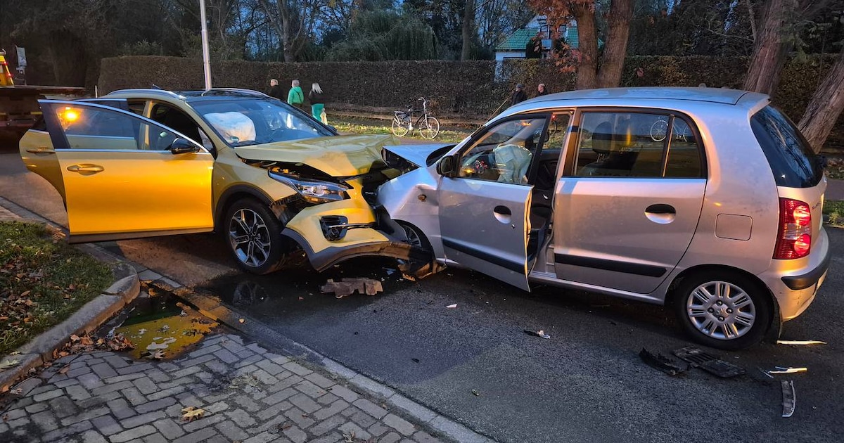 Veel schade en gewonde bij frontale botsing in Hoogeveen