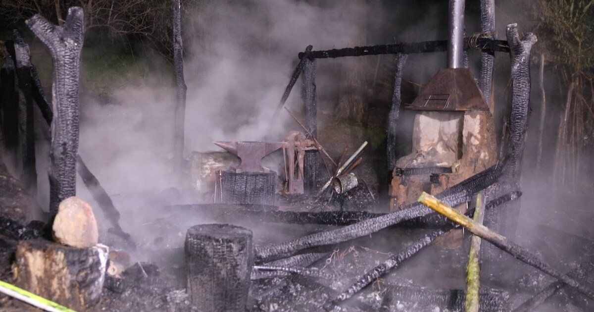 Brand legt prehistorische smidse waar jaren aan gewerkt is in as: ‘Dat ...