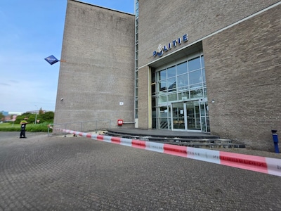Man vindt ‘mogelijk explosief’ en brengt het naar de politie in Lelystad, bureau ontruimd