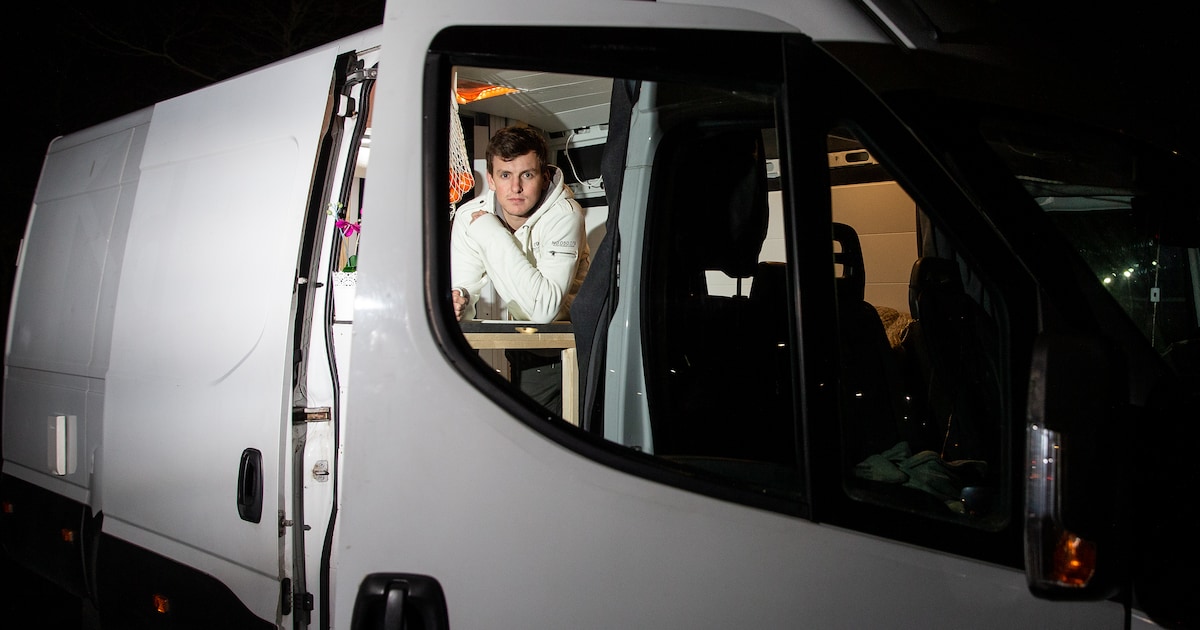 Bestolen zingende agent Thijs krijgt nieuwe gitaar uit Apeldoorn ...
