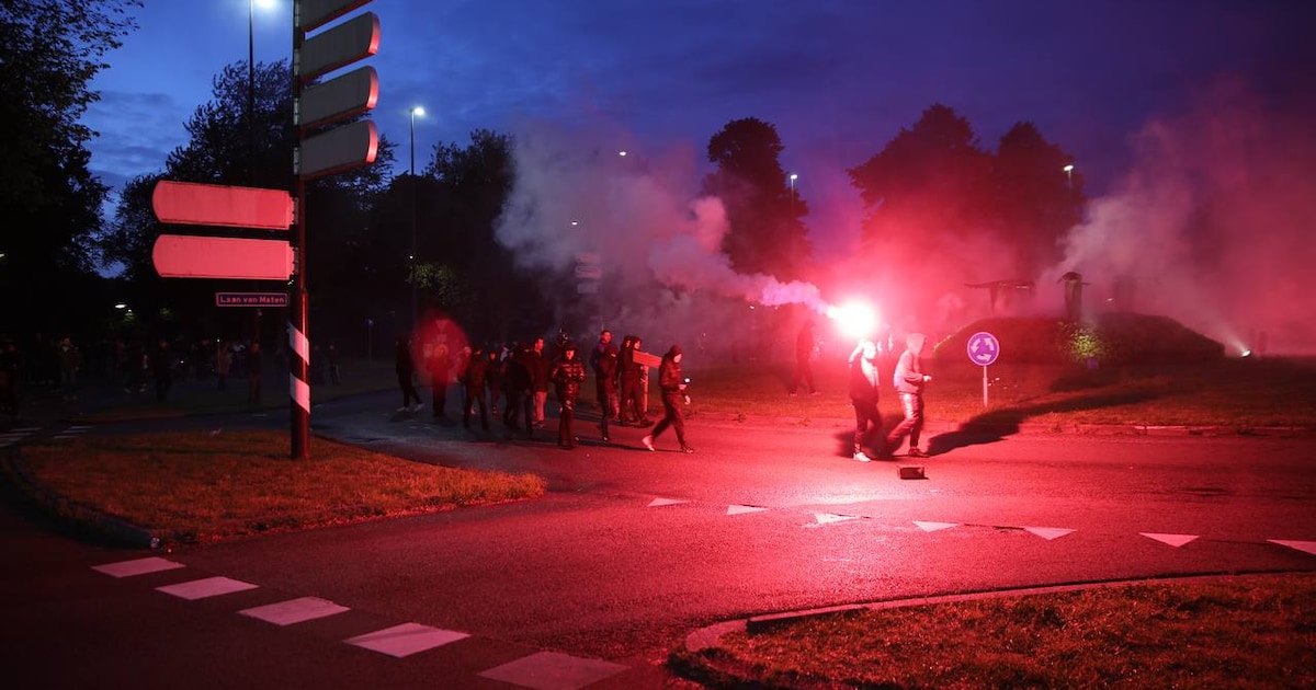 Politie bewust lang onzichtbaar tijdens grimmigste protestavond in Apeldoorn: ‘Hoop dat de rust snel