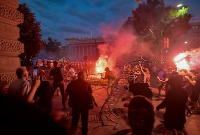 Sfeer grimmig bij demonstratie tegen regering in Belgrado, tienduizenden de straat op
