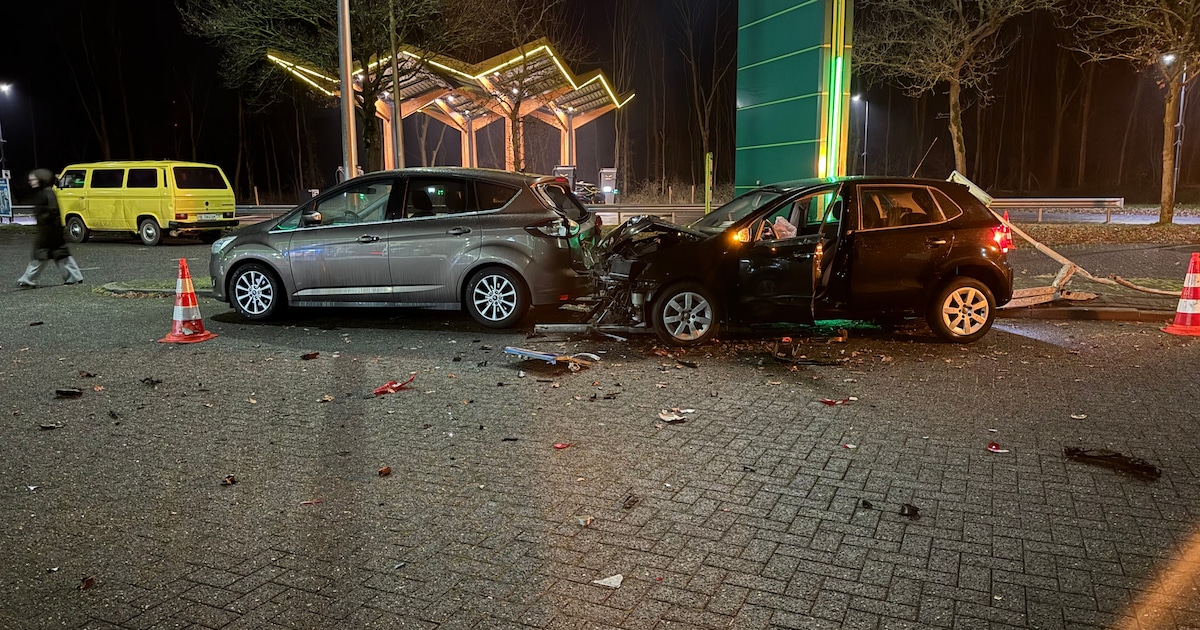 Auto rijdt borden uit de grond en ramt paal en auto: parkeerplaats langs A1 vol brokstukken