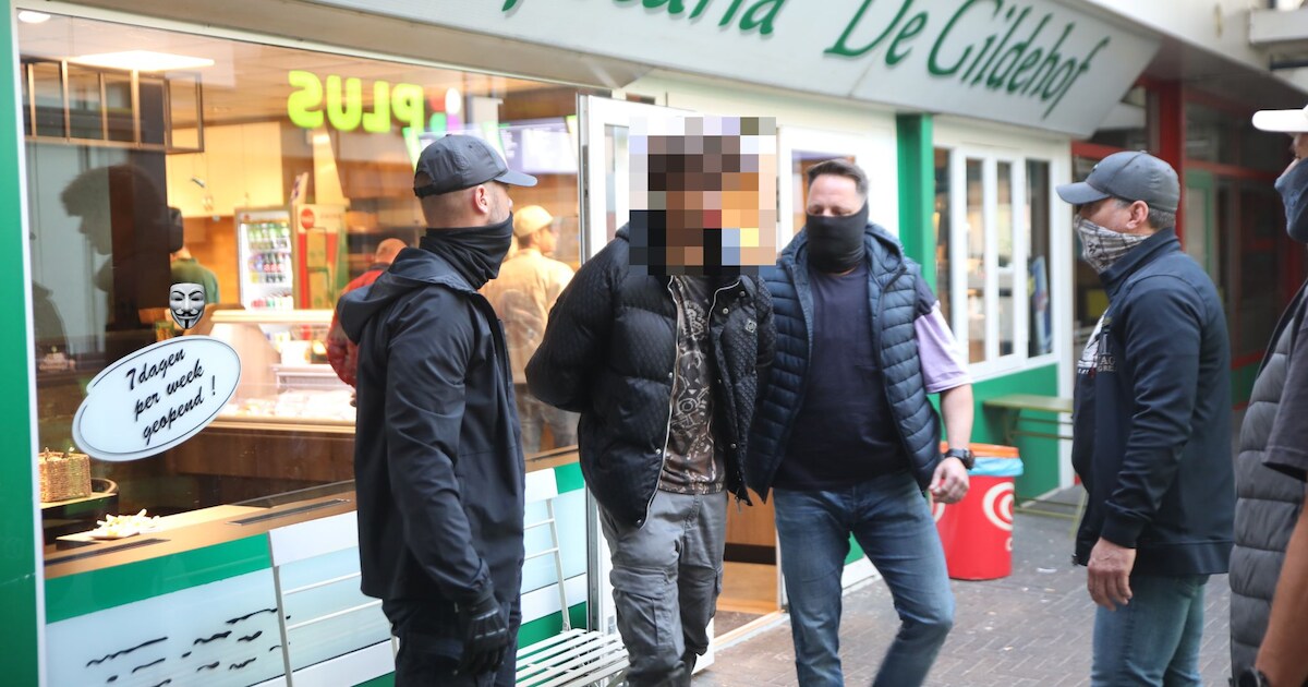 Normaal is haar snackbar tot 22.00 uur open, maar Brigitte vindt dat niet meer veilig: ‘Helaas enige