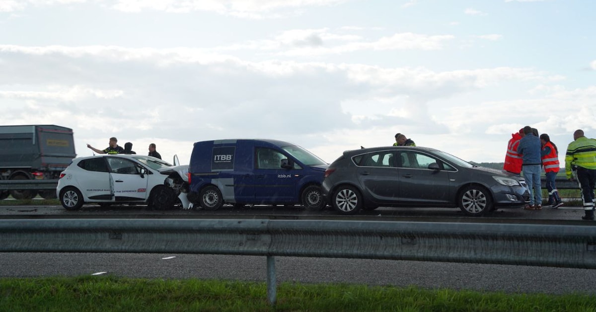Lange file door ongeluk op snelweg bij Zwolle, twee rijstroken dicht.