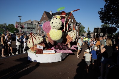 Stoet met kunstwerken op wielen, praalwagens met en zonder dahlia’s rollen door deze straten