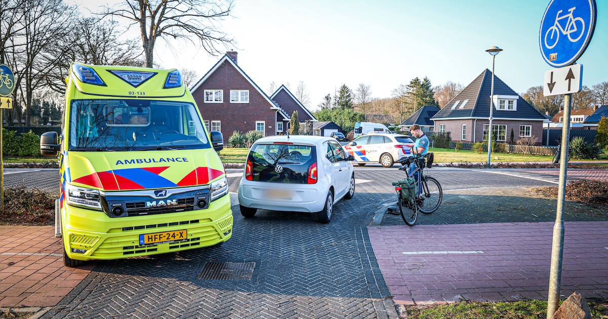 Fietser gewond na botsing met auto in Emmen