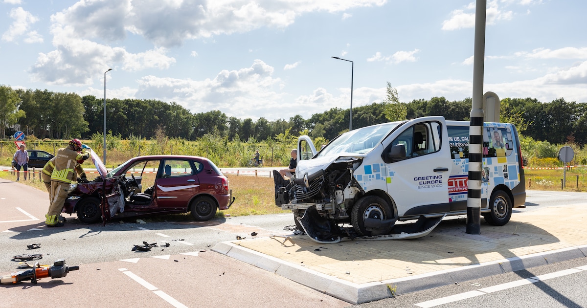 Auto en busje botsen hard bij Ommen: brokstukken vliegen in het rond