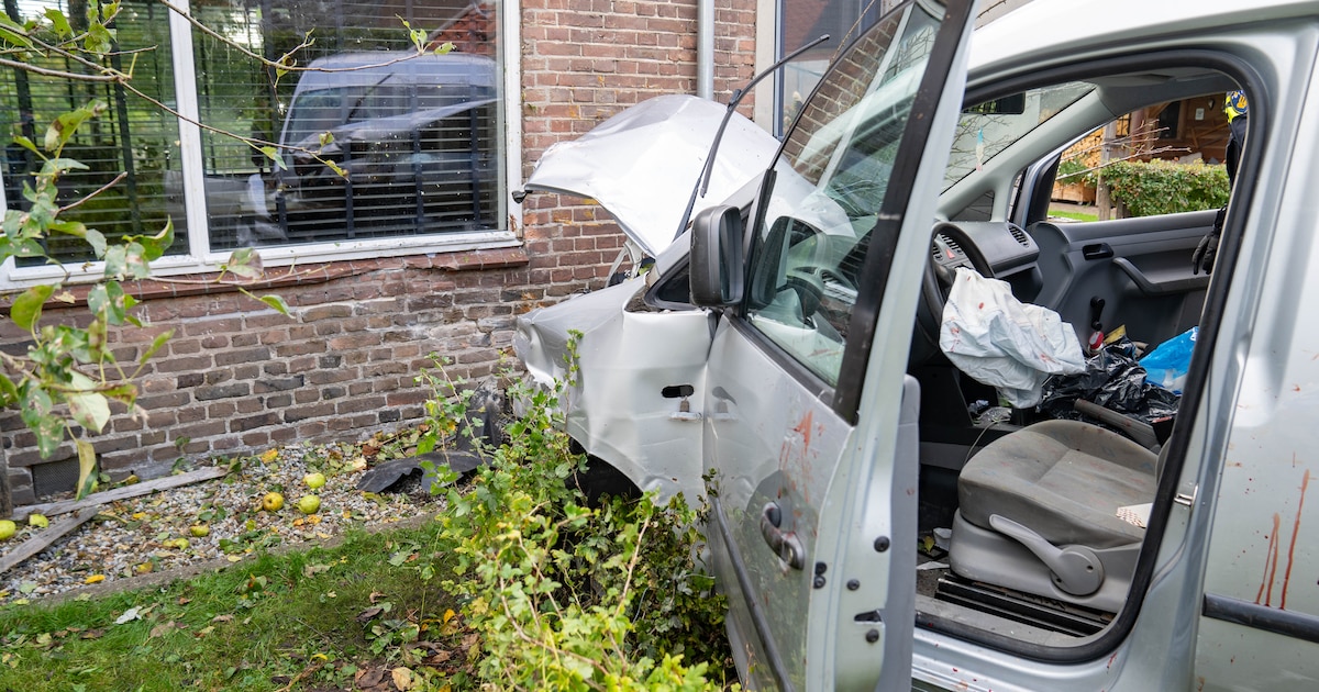 Auto rijdt met hoge snelheid tegen huis van Ferry: ‘Ik ben woedend, maar ook teleurgesteld’
