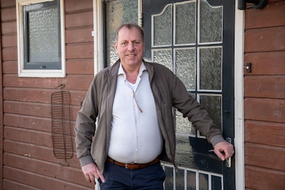 Houtbaas Bram wil woonruimte bouwen voor zijn Roemeense werknemers: ‘We zijn gek met ze’