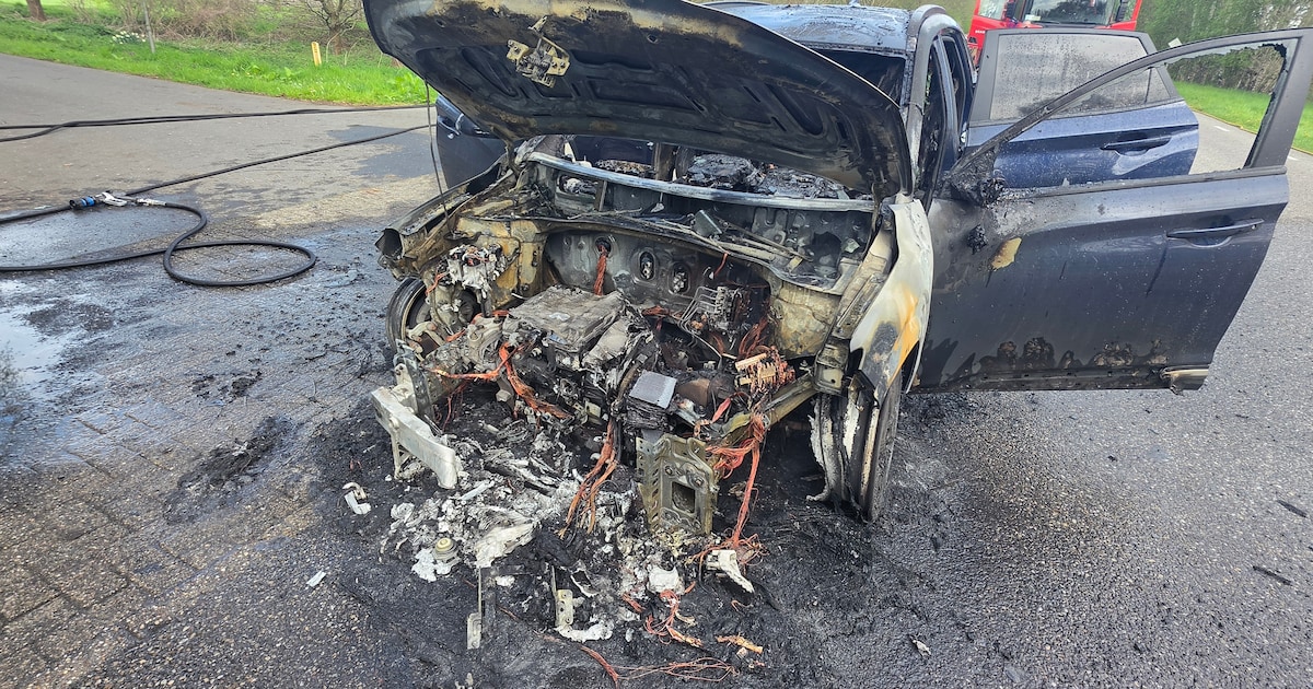 Auto brandt volledig uit in Nijeveen