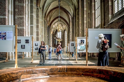 Fotobond viert in Lebuinuskerk 200 jaar fotografie met groots evenement