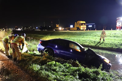 Auto belandt in het water bij Kampen: duikers starten zoektocht, maar bestuurder nergens te bekennen