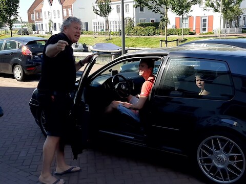 Buurtbewoner Arnold van Voorthuizen wijst een verdwaalde automobilist de weg.