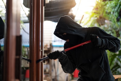 Voorbijgangers betrappen winkelinbrekers op heterdaad in Nijkerk, maar toch weten zij te ontkomen