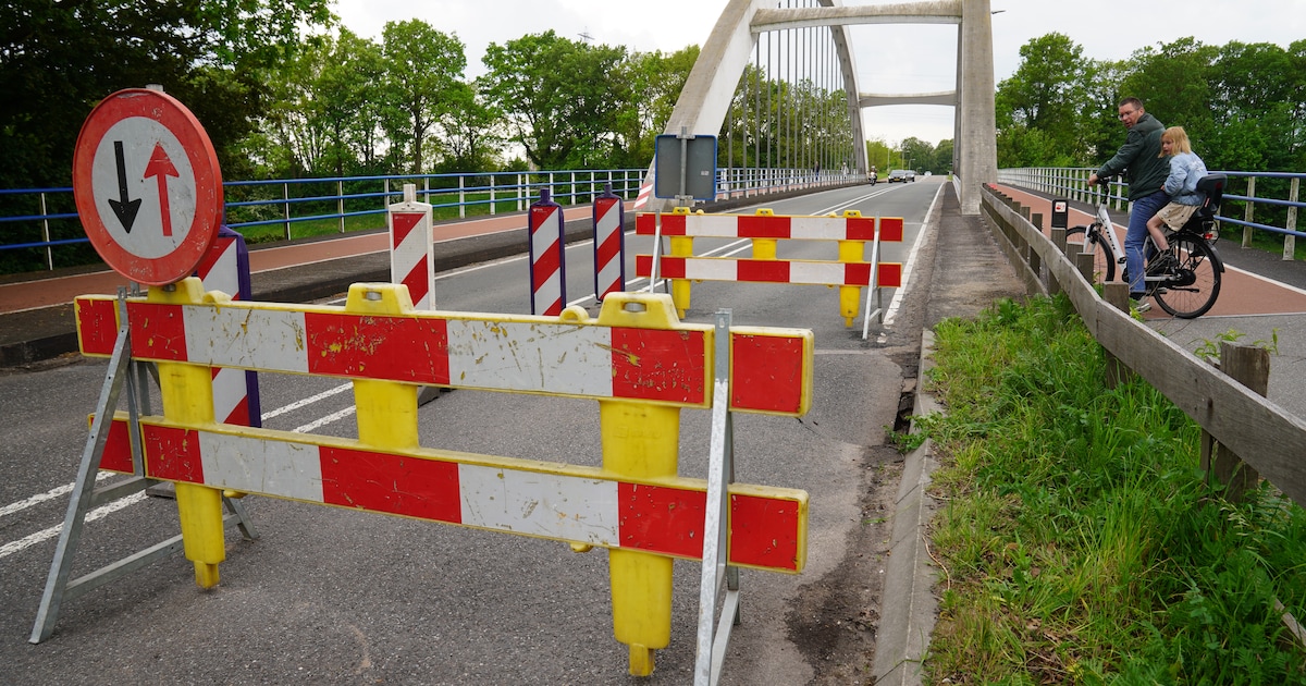 Regenwater spoelde zand weg, asfalt zakte in: zo ging de Eefdese Brug bij Zutphen dicht