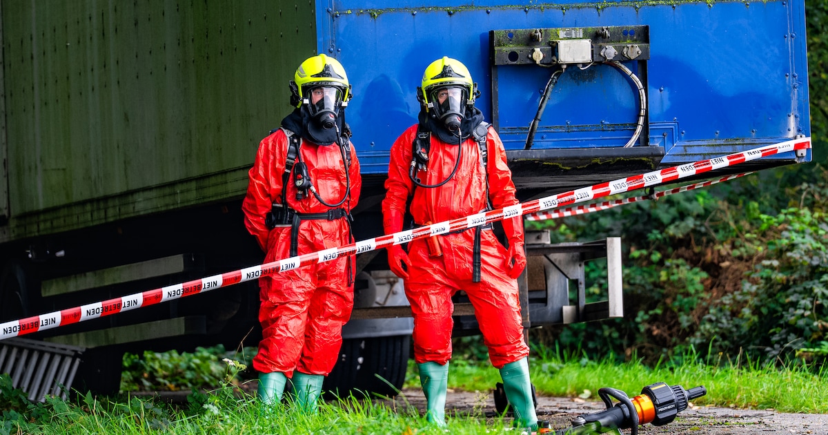 Vaten met vermoedelijk drugsafval gevonden in bos bij woonwagenkamp Nijmegen