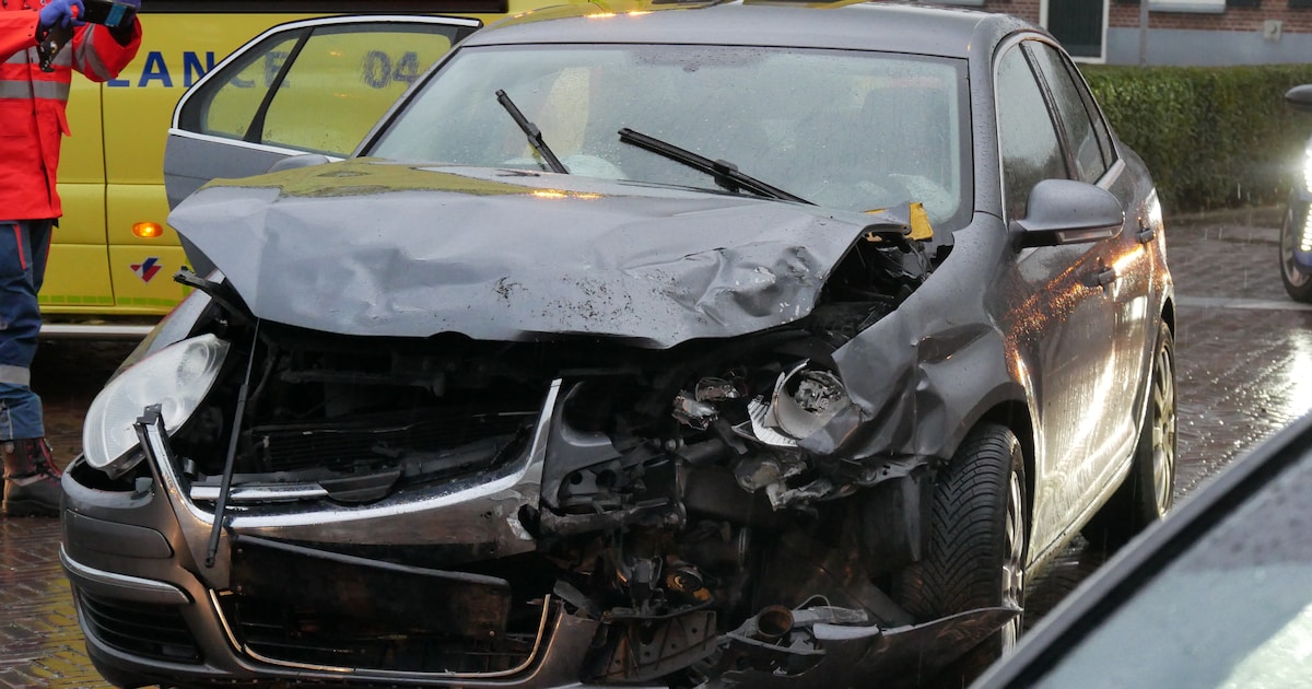 Auto’s botsen hard op kruising in Staphorst, een bestuurder moet naar het ziekenhuis