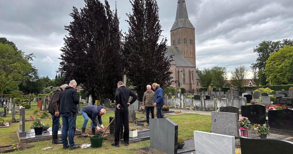 Oud omgevallen grafmonument van grootouders Dieks en Maria wordt door vrienden van Wim in ere herste