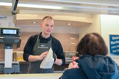 Visboer Albert (23) koopt een verkoopwagen uit verveling en sluit winkel: ‘Ik heb veel meer vrijheid