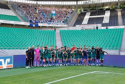 750 مشجعًا لفريق PEC Zwolle يستمتعون برحلة رائعة، على الرغم من أن كرة القدم تبدو وكأنها انقطاع مزعج