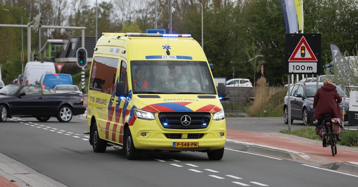 Scooterrijder en auto botsten bij de Praxis in Nijkerk