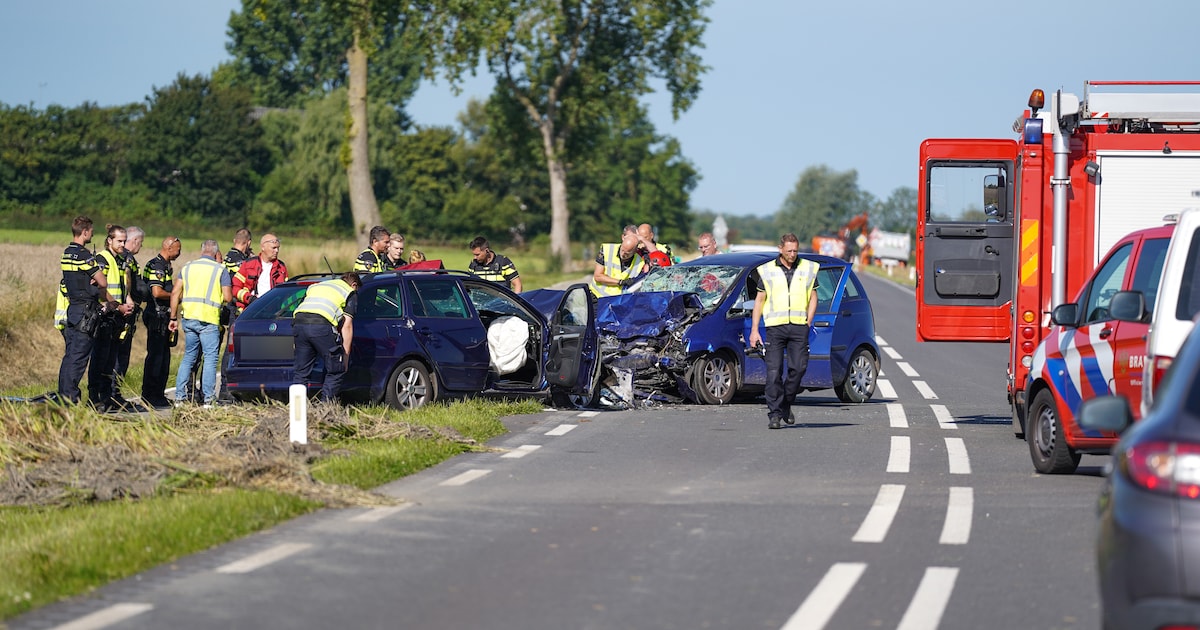 Drie doden na frontale botsing op provinciale weg Groningen.