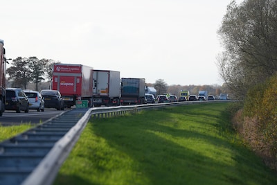 Ongeluk op A28 voor Meppel: rijstrook dicht en file