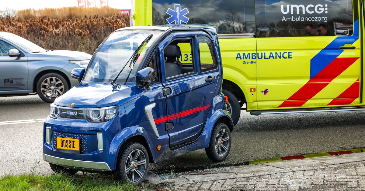 Brommobiel op zijn kant op de Halteweg in Emmen