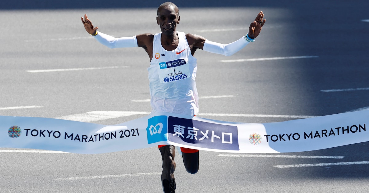 Eliud Kipchoge wint marathon van Tokio in razendsnelle tijd | Sport ...
